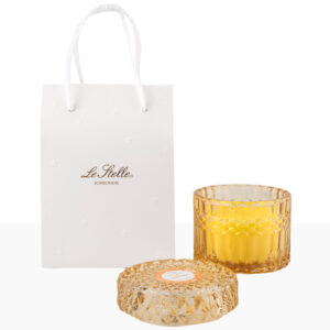 Candela color ambra profumata in vetro